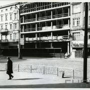 kilkukondygnacyjny budynek w trakcie budowy; wewnątrz drewniane pale podtrzymujące strop