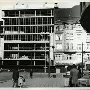 kilkukondygnacyjny budynek w trakcie budowy; wewnątrz drewniane pale podtrzymujące strop