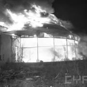 pożar budynku, widoczne pozostałości rusztowania