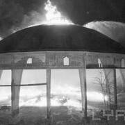 pożar budynku, widoczne pozostałości rusztowania oraz strumień wody wylewanej na kopułę przez próbujących gasić ogień strażaków