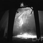 płonące wnętrza budynku z sypiącymi się elementami kopuły