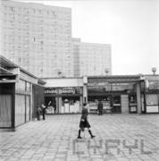 pawilony handlowe, w głębi bloki mieszkalne z wielkiej płyty