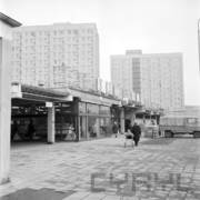 pawilony handlowe, w głębi bloki mieszkalne z wielkiej płyty