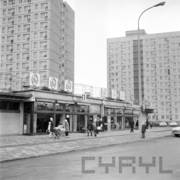 pawilony handlowe, w głębi bloki mieszkalne z wielkiej płyty