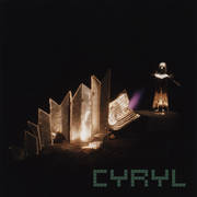 nieoświetlona scena, pośrodku punktowo oświetlona lalka i element scenografii