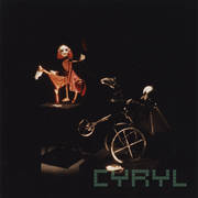 nieoświetlona scena, pośrodku punktowo oświetlone dwie lalki