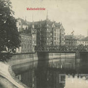 przęsła kratownicowego mostu nad rzeką, po lewej stronie kamienice