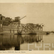 barki stojące przy nabrzeżu portowym, w porcie dźwigi do za- i wyładunku towarów i magazyny portowe