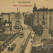 most nad rzeką, na moście tramwaj i wóz konny, w głębi spichlerz i kamienice przy ulicy