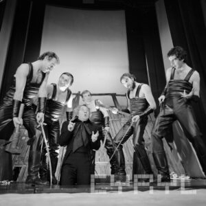 grupa osób w różnym wieku w strojach scenicznych