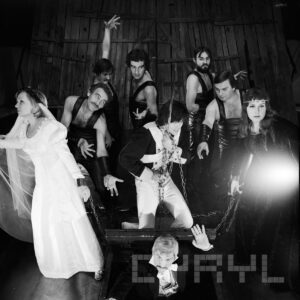 grupa osób w różnym wieku w strojach scenicznych