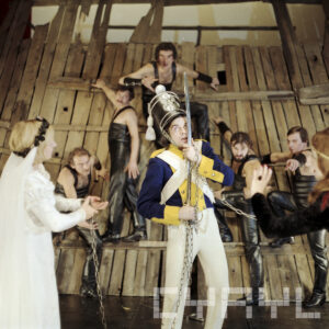 grupa osób w różnym wieku w strojach scenicznych