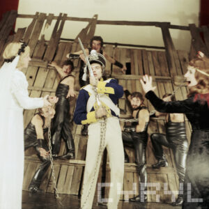 grupa osób w różnym wieku w strojach scenicznych