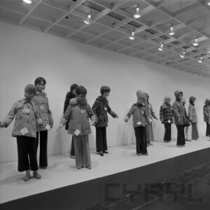 stoisko w hali targowej z odzieżą prezentowaną na manekinach