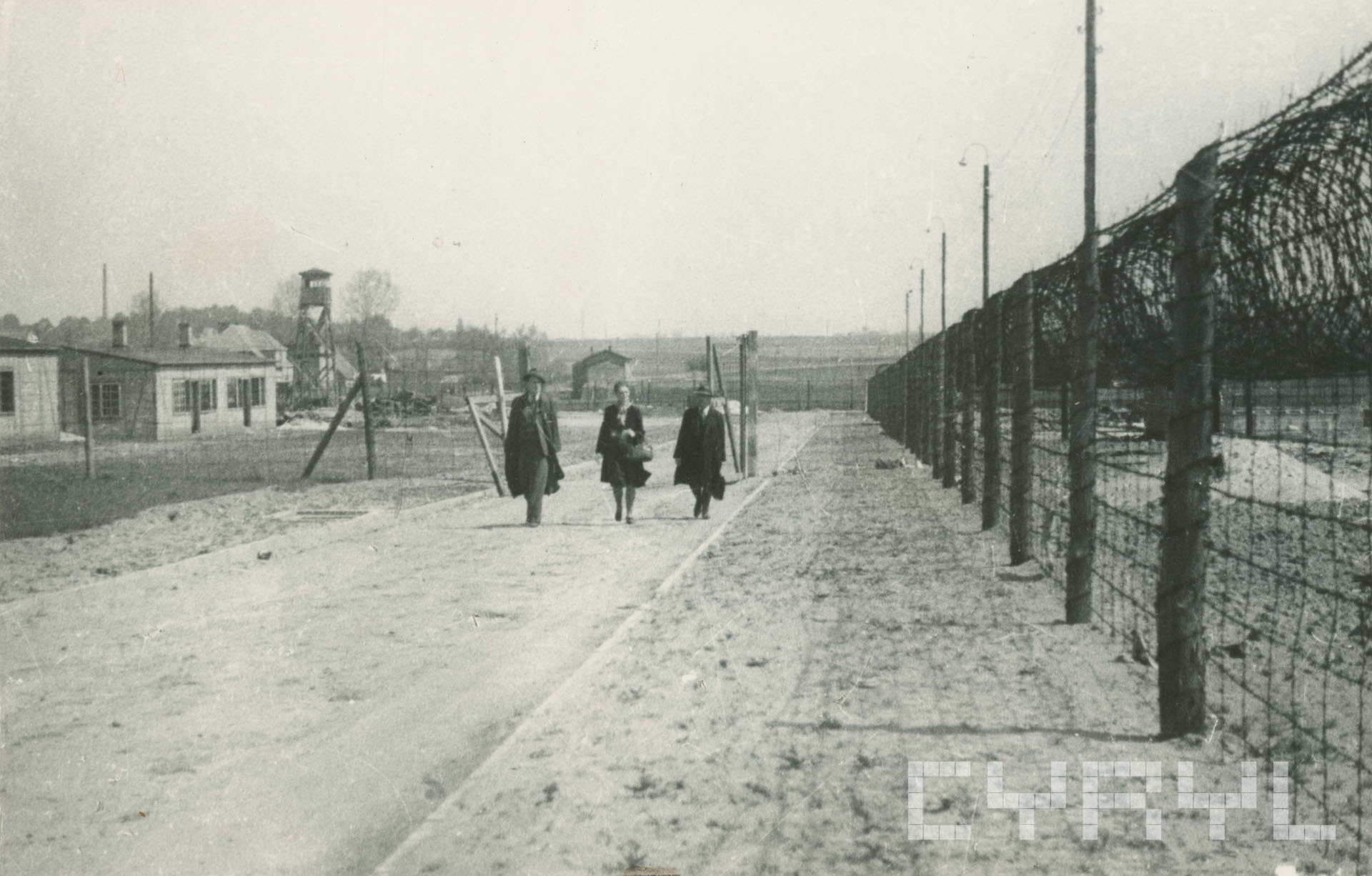 Niemiecki obóz w Żabikowie (Polizeigefängnis der Sicherheitspolizei und Arbeitserziehungslager Posen-Lenzingen) | 1945 | Fotografie Zbigniewa Zielonackiego