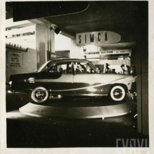 grupa ludzi stojąca przy samochodzie