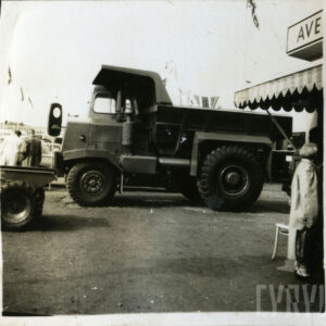 samochód wywrotka stojąca na placu ekspozycyjnym 