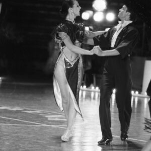 mężczyzna i kobieta w strojach balowych tańczący na parkiecie