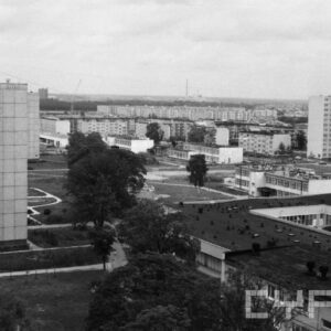 budynki z wielkiej płyty, pomiędzy nimi trawniki i drzewa