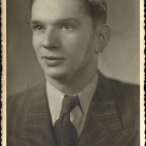 Czarno-białe zdjęcie portretowe półprofilem młodego mężczyzny w garniturze