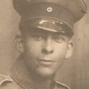 Portret młodego mężczyzny w niemieckim mundurze i z czapką na głowie.