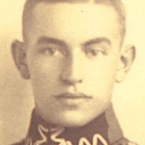 Portret młodego mężczyzny w polskim mundurze wojskowym.