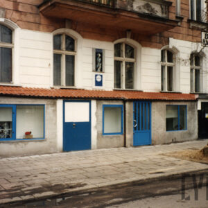 elewacja parterowa kamienicy z rzędem okien i zabudowanym przyziemiem z lokalami użytkowymi