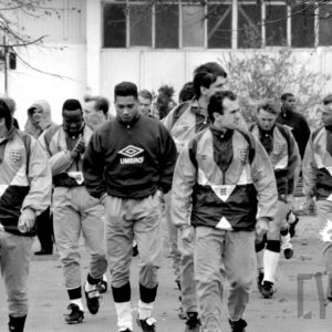 grupa młodych mężczyzn w strojach sportowych