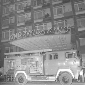 wóz strażacki przed budynkiem kina