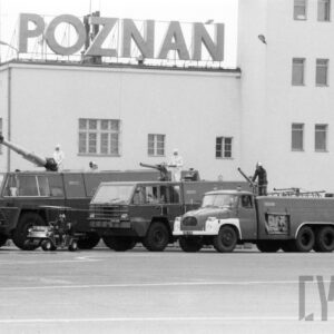 wozy gaśnicze straży pożarnej na tle budynku