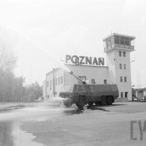 wóz gaśniczy straży pożarnej na tle budynku