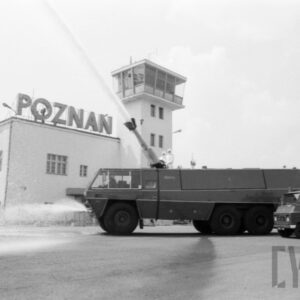 wozy gaśnicze straży pożarnej na tle budynku