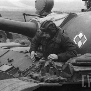 żołnierz w czołgu na poligonie