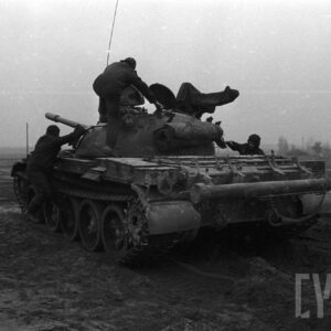 żołnierze przy czołgu na poligonie