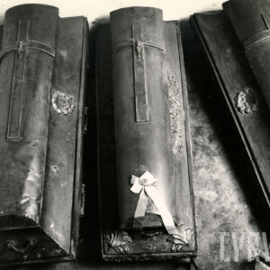 drewniane trumny z krzyżami na wieku na podłodze kościelnej krypty 