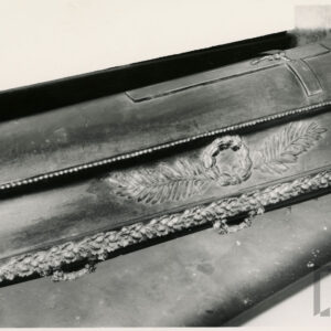 ozdobna, drewniana trumna z krzyżem na wieku