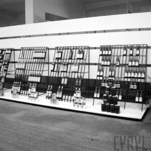 stoisko z butelkami, słoikami i puszkami w hali wystawowej