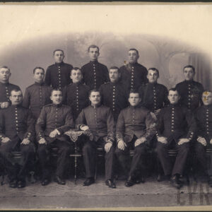 grupa mężczyzn w mundurach wojskowych ustawiona w trzech rzędach: w pierwszym rzędzie mężczyźni siedzą, w dwóch kolejnych stoją