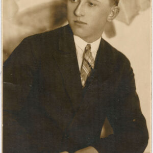 młody mężczyzna ubrany w marynarkę, białą koszulę i krawat