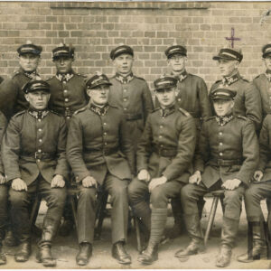 grupa mężczyzn w mundurach wojskowych ustawiona w dwóch rzędach; w pierwszym rzędzie siedzą na krzesłach, w drugim stoją