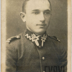 młody mężczyzna w mundurze wojskowym