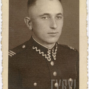 mężczyzna w średnim wieku w mundurze wojskowym