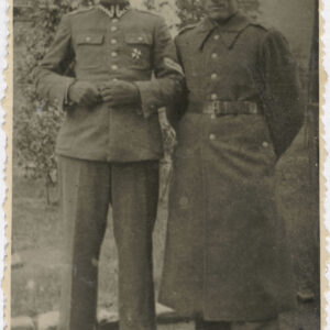 dwóch mężczyzn w mundurach oficerskich