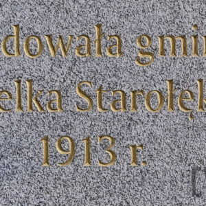 złoty napis na kamiennym tle „Fundowała gmina Wielka Starołęka 1913 r.”