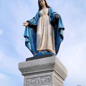 na kamiennym postumencie figura Matki Boskiej w biało-niebieskiej szacie z rozchylonymi dłońmi