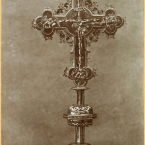 relikwiarz w kształcie ozdobnego krzyża z figurką Jezusem na przecięciu ramion