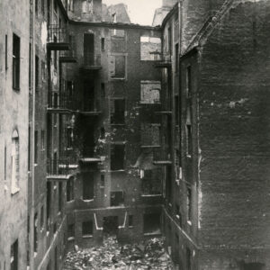 kilkupiętrowy wypalony budynek w kształcie litery „u”, pozbawiony dachu i okien