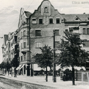 trzypiętrowa kamienica z poddaszem, wzdłuż ulicy niskie drzewa