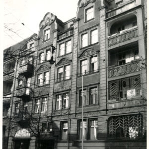 pięciopiętrowa kamienica ze zdobioną fasadą