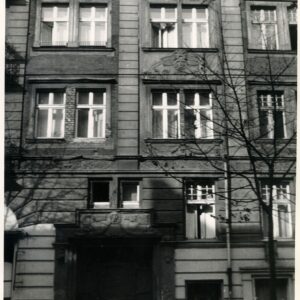 zdobiono fasada murowanej kamienicy z bramą wjazdową